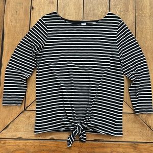 Old Navy 3/4 Sleeve Black & White Women’s Top w/ Tie Front detail. Size Small.